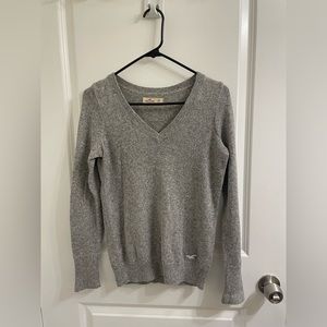 Hollister Gray WOMEN V-NECK SWEATER. Size: XS
